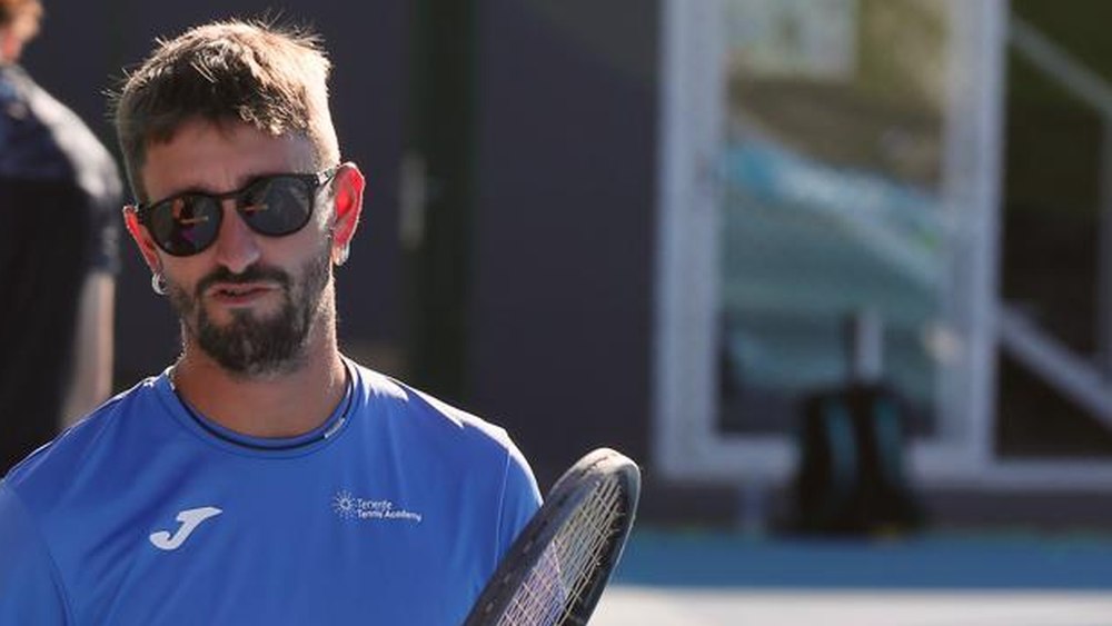 Sergio Pe&ntilde;a coaching a player on the hard courts
